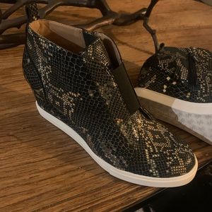 Linea Paolo leather snake wedge sneaker Size 8